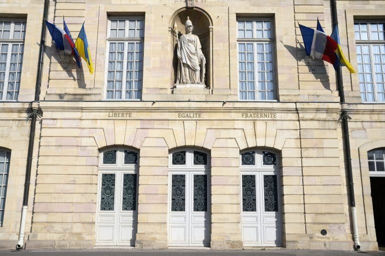 Façade d'une mairie avec drapeaux