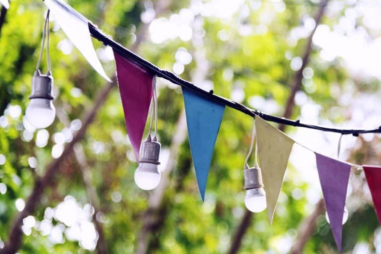 Guirlande de fanions et d'ampoules pour une fête