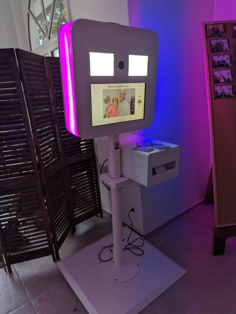 La borne selfie installée dans une salle de réception, éclairage violet